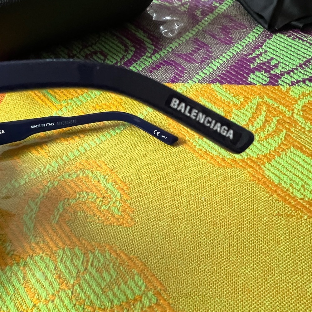 New without tag. Absolutely FIRE 🔥🔥🔥 BALENCIAGA shades. Honestly very flashy. - Picture 6 of 8